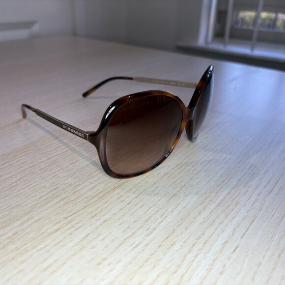 Vintage Burberry Sunglasses – Chic Oval Frame with Gradient Lenses - Picture 1 of 12